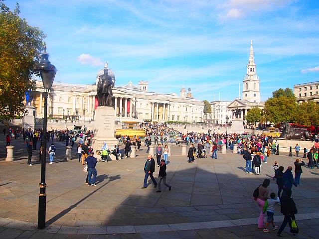 トラファルガー広場の噴水とナショナル・ギャラリー 10705000707 の写真・イラスト素材アマナイメージズ