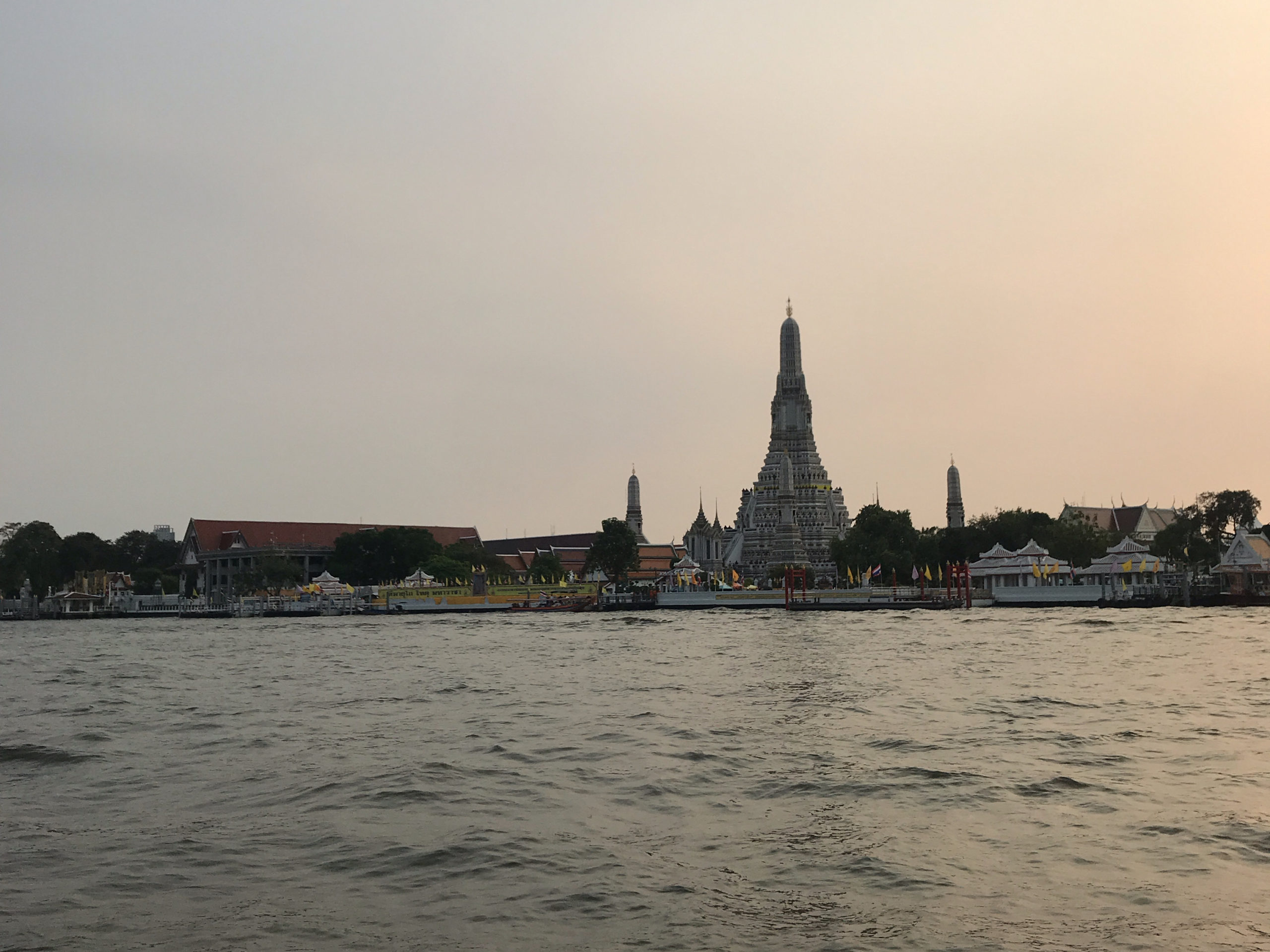 ワットポー 行き方 地下鉄か水上バスでの快適アクセスがおすすめ -