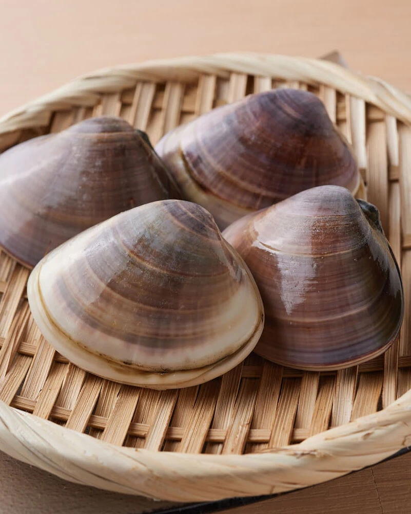 門前仲町 辰巳新道。戦後まもなく闇市や屋台が集まり、昭和25年東京都の条例により1箇所に集められ今の辰巳新道が誕生した。50mに30軒ほどが軒を連ねる。戦後の街並みが令和に残るレトロな横丁