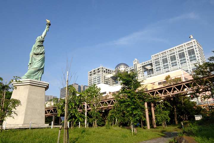 歴史探訪と温泉： 自由の女神像 自由の炎像 ガンダム
