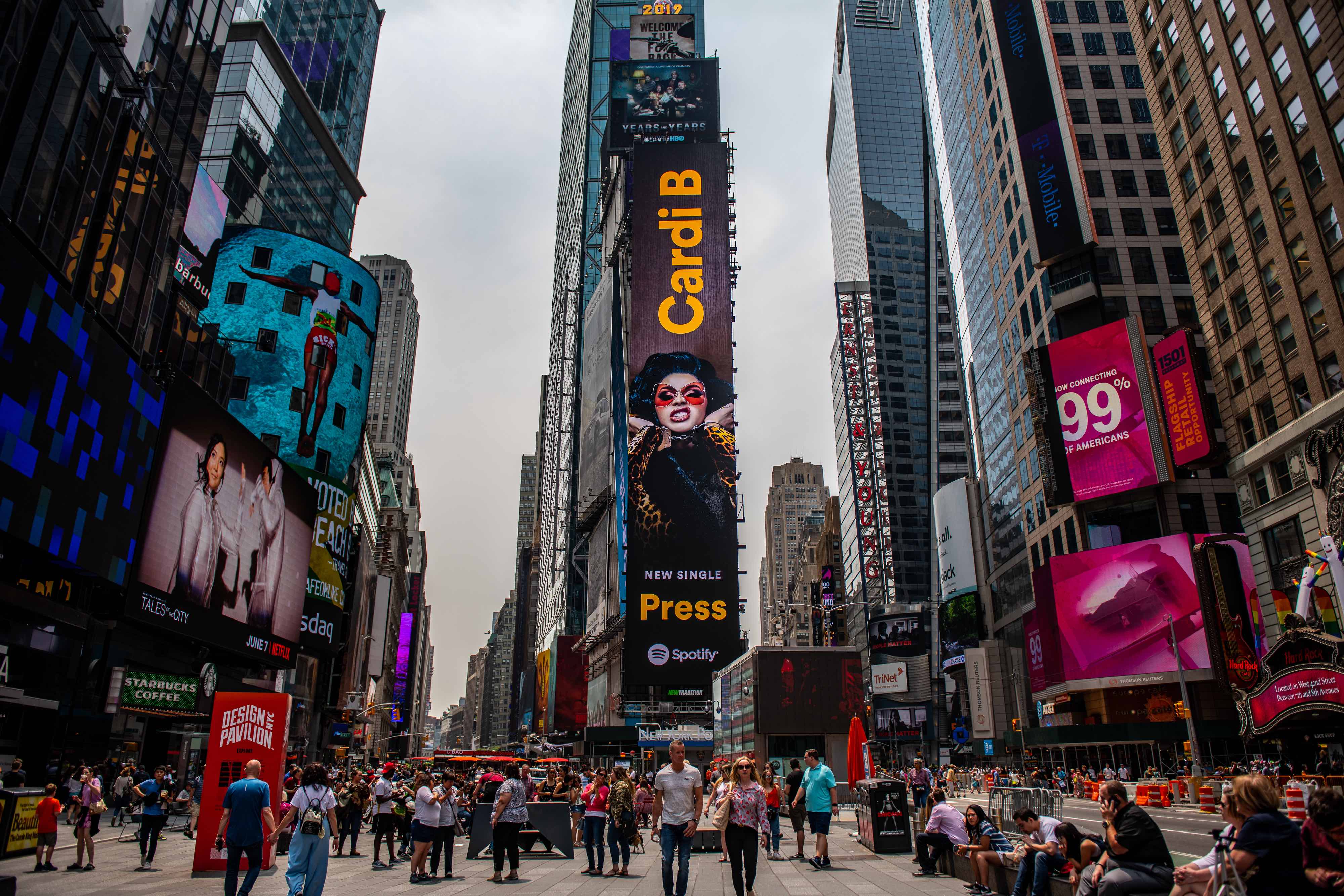 夏の観光シーズンに突入したタイムズスクエアの様子です！ニューヨークナビ