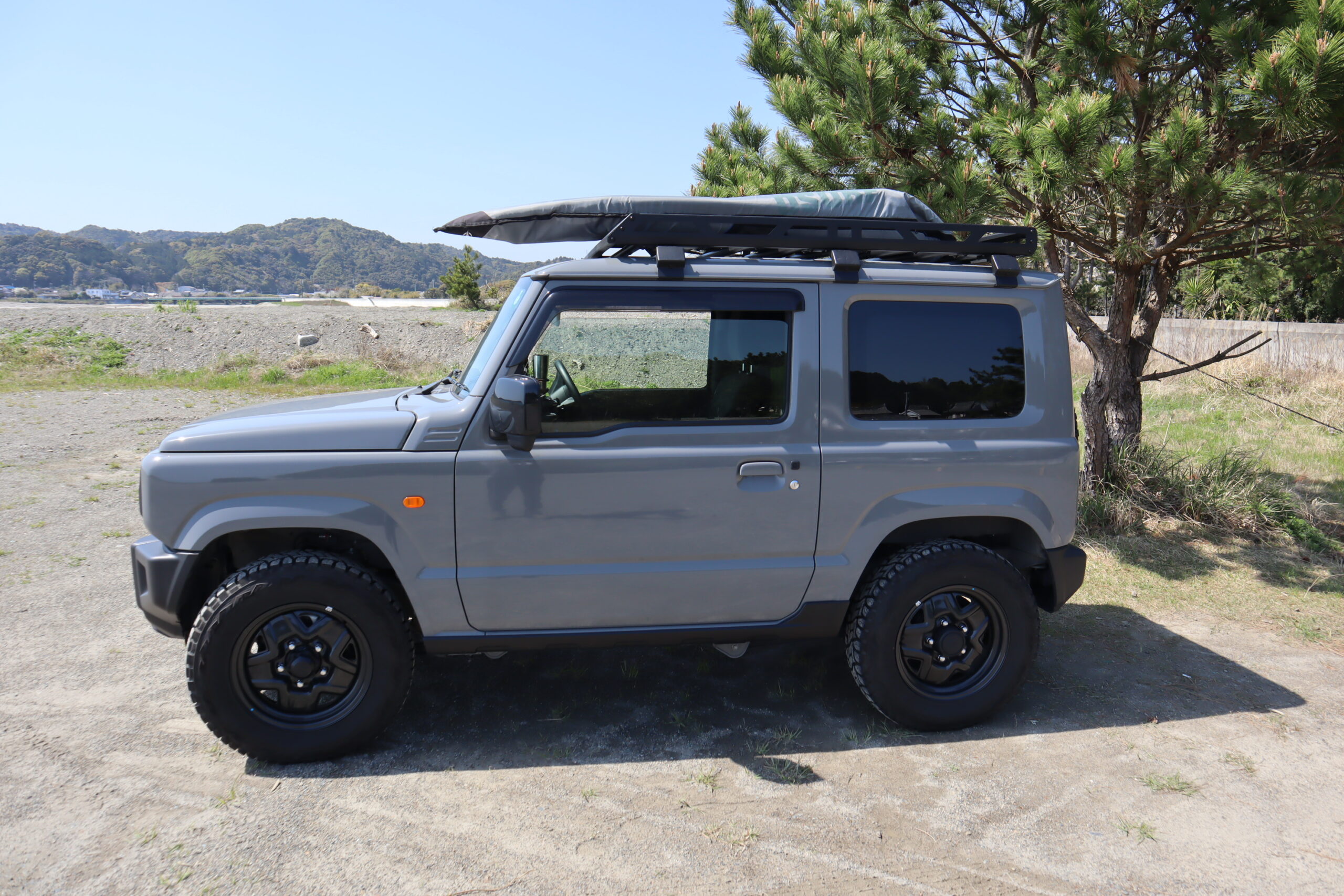 理想のサーフィン用”軽バン”！サーフショップ店長の愛車紹介が過去一熱かった！ ダイハツ ハイゼット