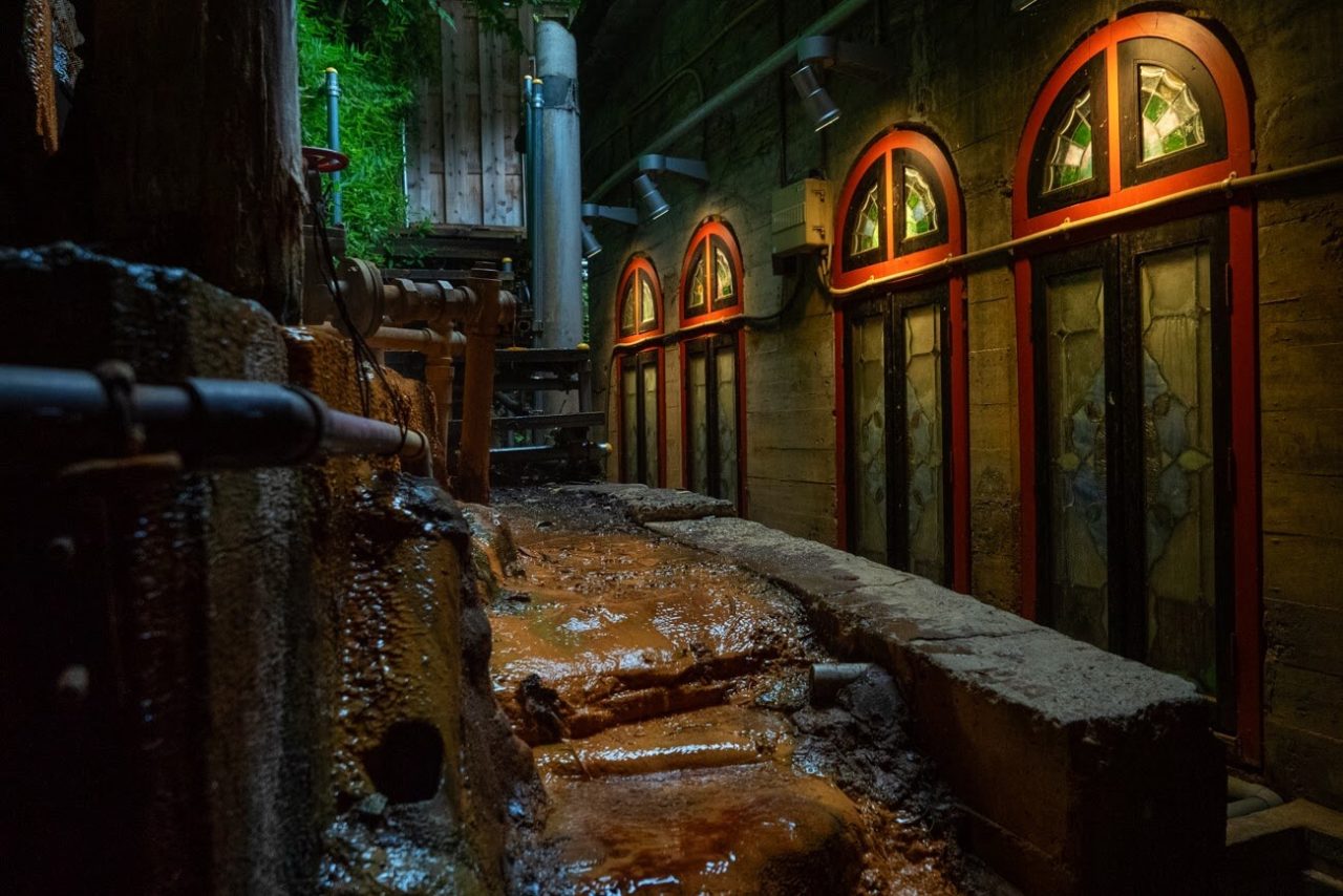 title 渋温泉の歴史の宿金具屋です。 5月2日の日本テレビ系「世界の果てまでイッテQ!」にて山ノ内町地獄谷の様子が放送されます。地獄谷は渋温泉の奥、野生の猿の生活の様子を間近で見ることができる場所で、世界中からお客様が来られます。 渋温泉はそのふもとにある昔