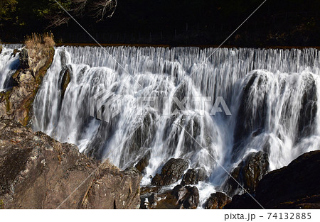 愛知のナイアガラの滝」とも言われる迫力の長篠堰堤 ながしのえんてい 余水吐