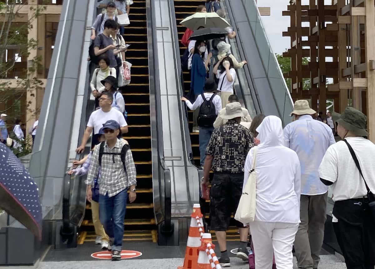 エスカレーター歩行に反響 止まると舌打ち、「階段より早い」と反論も - 弁護士ドットコム