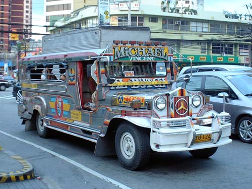 🚗トゥクトゥク 🚕 今年も人気の「あご湾マリンキャブ」。ホテルから、運航場所のあご湾の桟橋までは、東南アジアのタクシー「トゥクトゥク」で送迎しています。デザインも可愛いので、フォトジェニックな存在としても人気。窓がないので、風を切りながら走る感覚は爽快で
