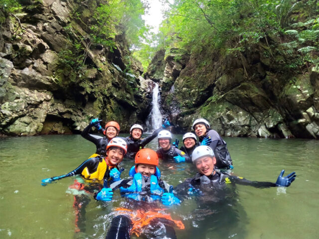 沖縄川遊び糸満市与座川でじゃぶじゃぶ水遊び沖縄エンジョイ