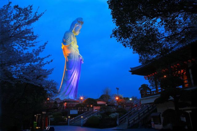 「顔中黒い模様」「薄いピンク」から“ラスボス”仙台大観音が元の色「真っ白」に