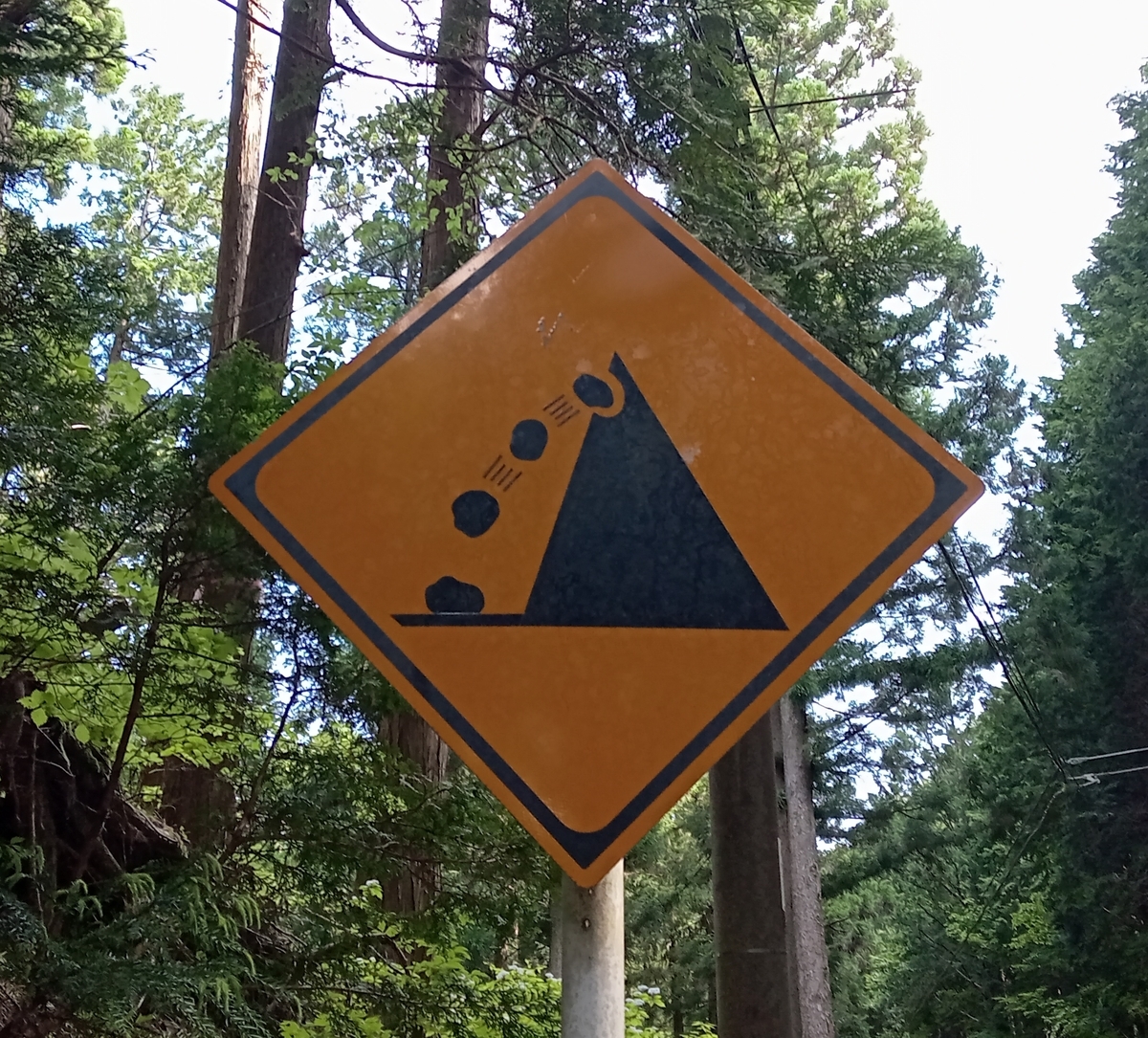 落石注意の道路標識 10669006788 の写真・イラスト素材アマナイメージズ