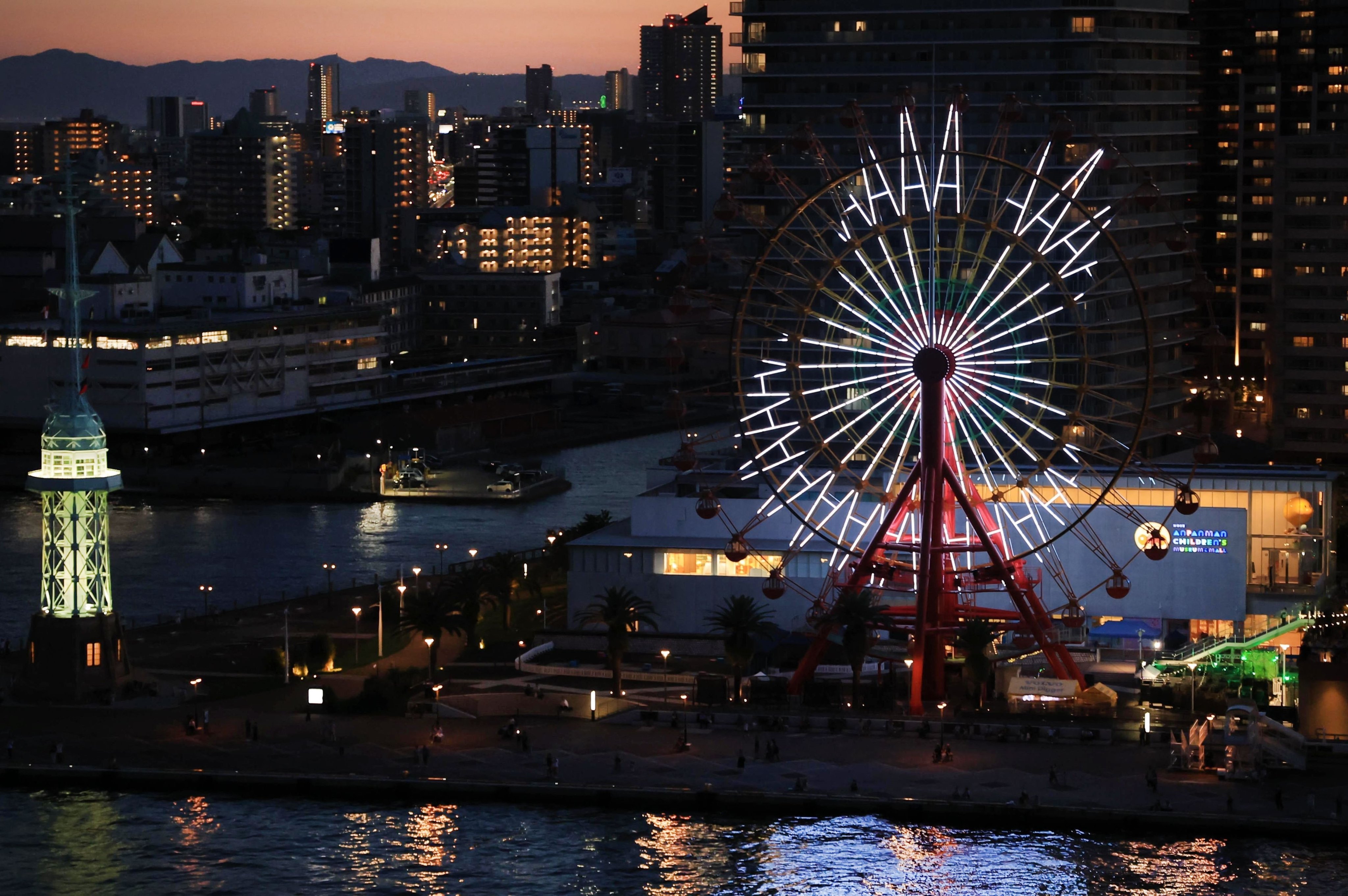ハーバーランドmosaicの観覧車🎡もミッフィー ・×・ ❣️ 今宵はコレを観たくてお出かけやめたのはナイショです🤭笑ベランダ風景ミッフィー神戸港の夜景