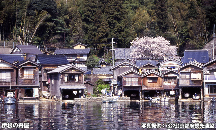 伊根の舟屋海外からも注目されている伝統的な町！映画男はツライよのロケ地でもあり、一生心にの残る幻想的な景色が見れるスポット！旅アトリーチ