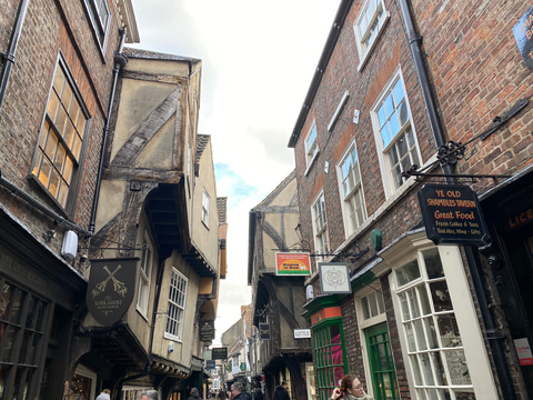 YorkLeeds ヨーク大聖堂 シャンブルズ通り リーズユナイテッド エランドロード