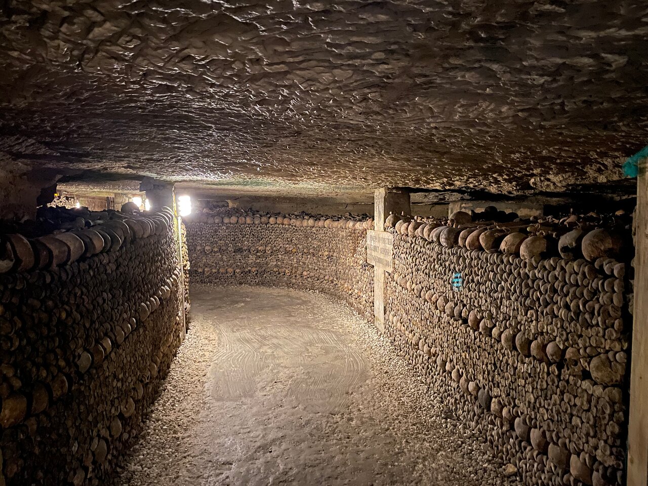 パリ・カタコンベツアー 2025 - ベストディールオンライン