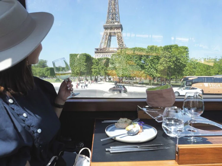 走るレストランバスで4コース料理＆パリ名所ツアーEmilyのアメリカ生活ブログ
