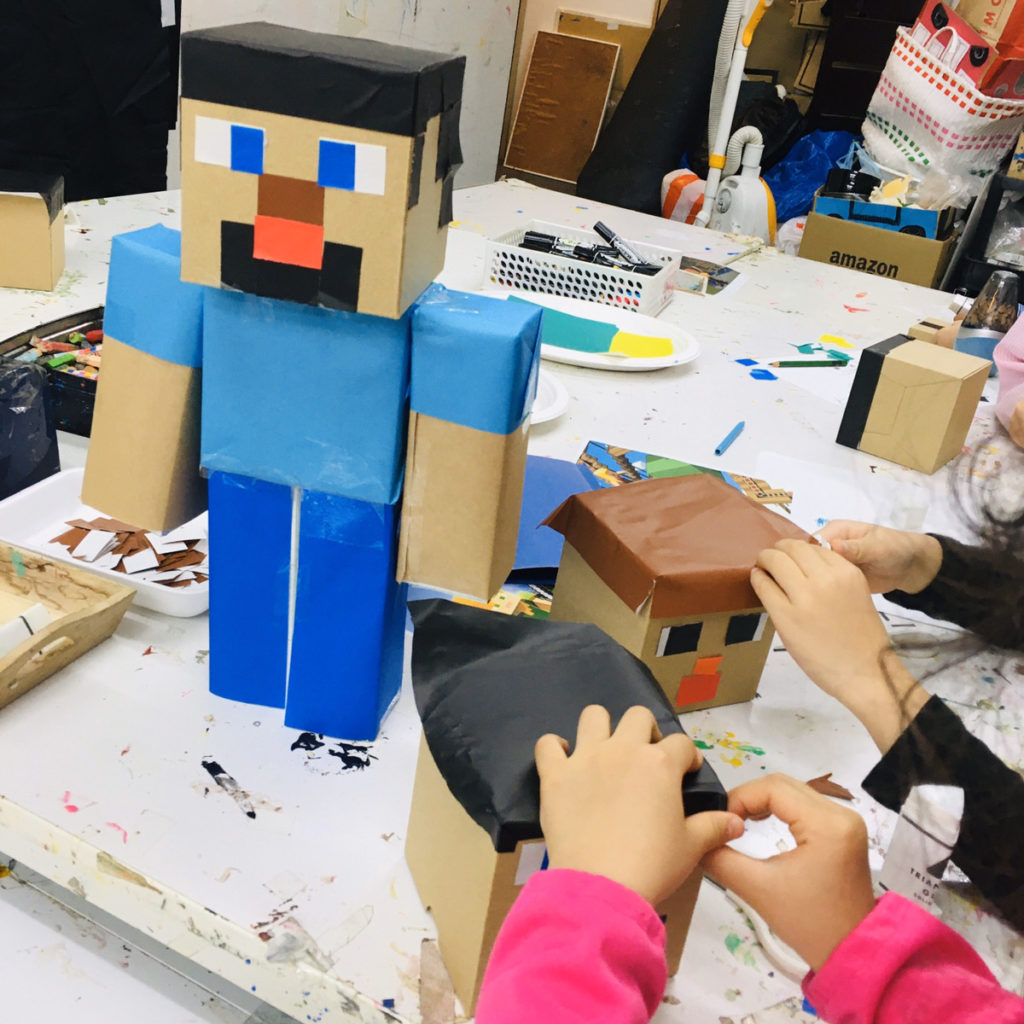 ジョアンがしたかったマイクラコスプレ🎃💚 もはや、ジョアンじゃなくても分からんねん😂角ばった衣装と見えにくいお面で動きづらく、脱いでは着て脱いでは着て繰り返してました🤣 りあんは付き合わされて、ダンボール📦で手作りのTNT💣に入らされてました😂装着は写真