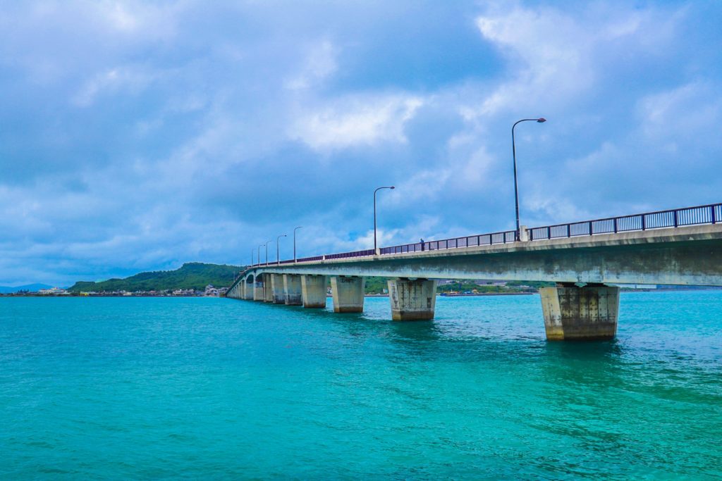 浜比嘉島 透明な海と浜比嘉大橋 10583007393 の写真・イラスト素材アマナイメージズ