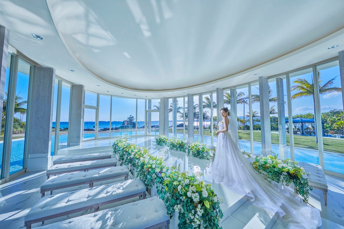 沖縄、リゾート・ウエディング スタイリッシュ＆フォトジェニックな 海が見えるチャペル 6選