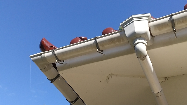 銅製の雨樋 軒樋 にはどうして穴があくの？補修方法をご紹介！岸和田、和泉市で屋根の補修・リフォームなら街の屋根やさん