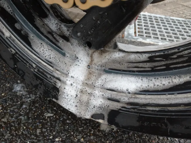 バイクの洗車方法は？ やり方の手順や必要な道具を解説！Bike Life Labバイク王