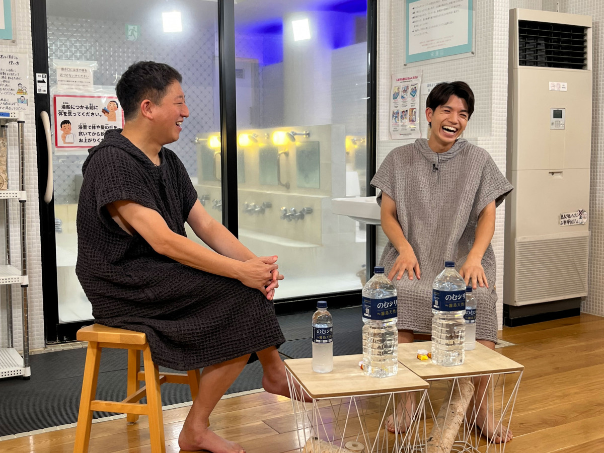 薪をくべる高地優吾 SixTONES 。 写真提供：NHK- SixTONES高地優吾が猪苗代でソロキャンプ、アヒージョを作りサウナで汗を流す画像・SNS投稿ギャラリー