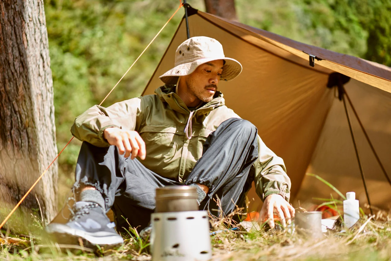 女子キャンプに最適な服装とは？おすすめコーデ12選 季節別ランドネ