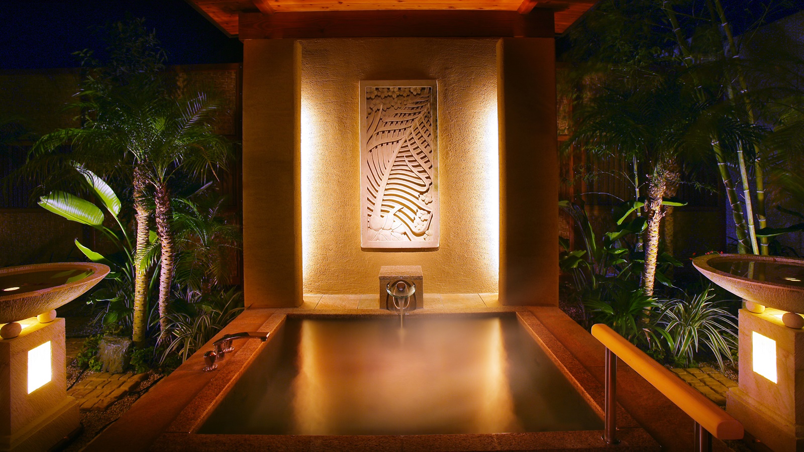 湯巡りで癒しのひとときを 別邸ラ・松廬にご宿泊のお客様は、隣接する鴨川館内の温泉施設もご利用いただけます。露天風呂や内湯、サウナなど様々な湯をのんびりと巡り、広々とした湯舟に身を委ねて、日頃の疲れをほどくお寛ぎ時間をお愉しみください。＊1 みぎわの湯「樽