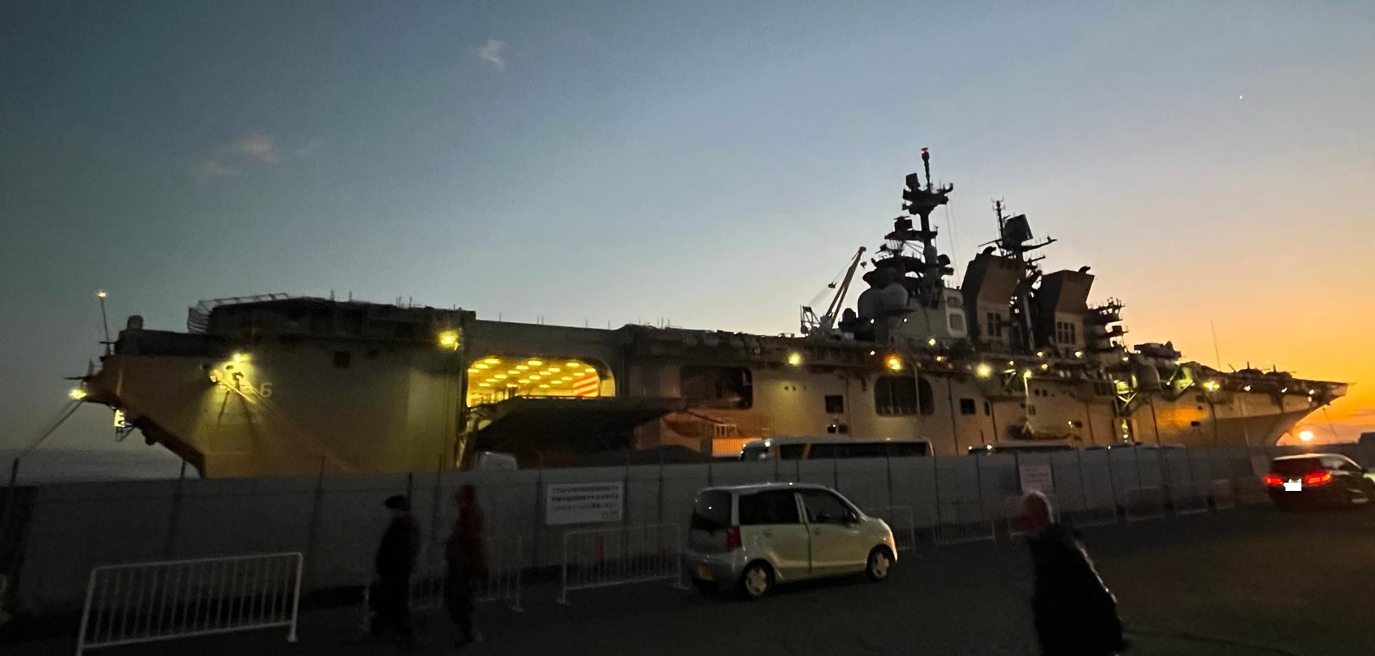 大阪南港南に停泊するアメリカ級強襲揚陸艦アメリカの写真素材242603012- イメージマート