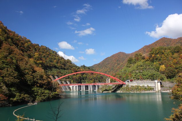 黒部峡谷トロッコ電車の紅葉 富山県紅葉名所2025