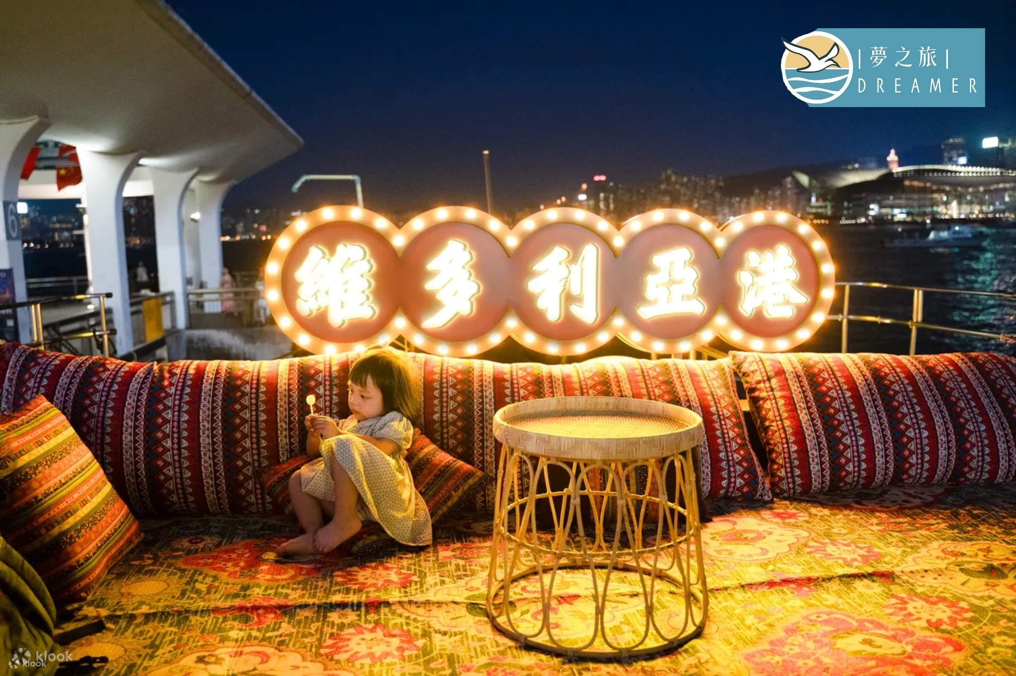 ビクトリアハーバーに浮かぶ赤い帆船、アクアルナ香港ナビ