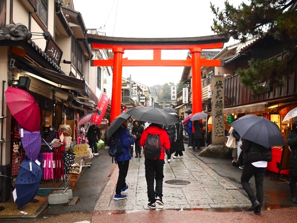 雨の日でも着物で京都観光！ 写真映えするスポットをご紹介！！特集・コラム着物や浴衣のレンタルは京都のレンタル着物岡本