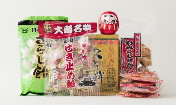 川崎大師 仲見世通りのBGM 仲見世通りすぐの松屋総本店さんの とんとこ飴です。 職人さんが包丁でリズミカルに