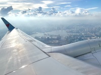 翼の横に空気の飛行機の窓から雲空の景色の写真素材・画像素材 Image 33116398