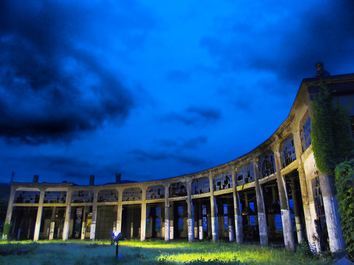 🚪映画『すずめの戸締まり』に登場する扉が玖珠町に！？🚪 玖珠町にある旧豊後森機関庫には、 転車台と機関庫だけではなく、意外な見所が✨