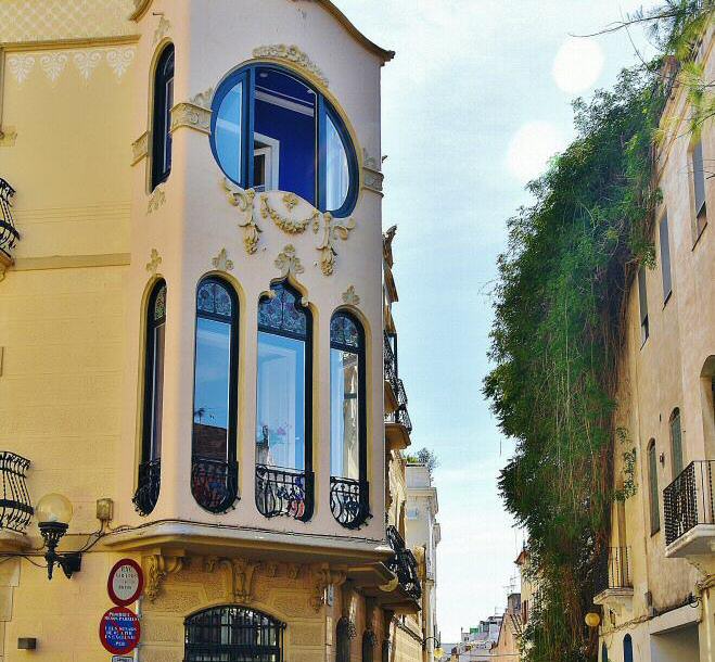 カタルーニャ広場によるシッチェスから列車、 バス、 自動車、 タクシーへの移動