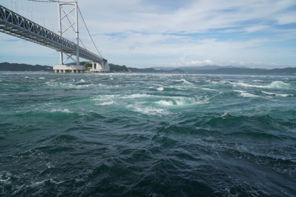 鳴門の渦潮が見頃になるのは何時頃ですか？干潮と満潮どちらが迫力がありますか？ - 徳島