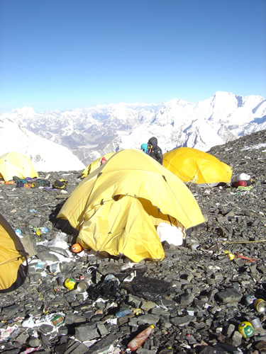 金を出すほど死ににくい」、エベレスト登頂を支える経済学とは？ - GIGAZINE