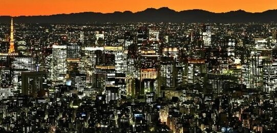 どこか無機質な、大都会東京の夜を空撮したタイムラプス