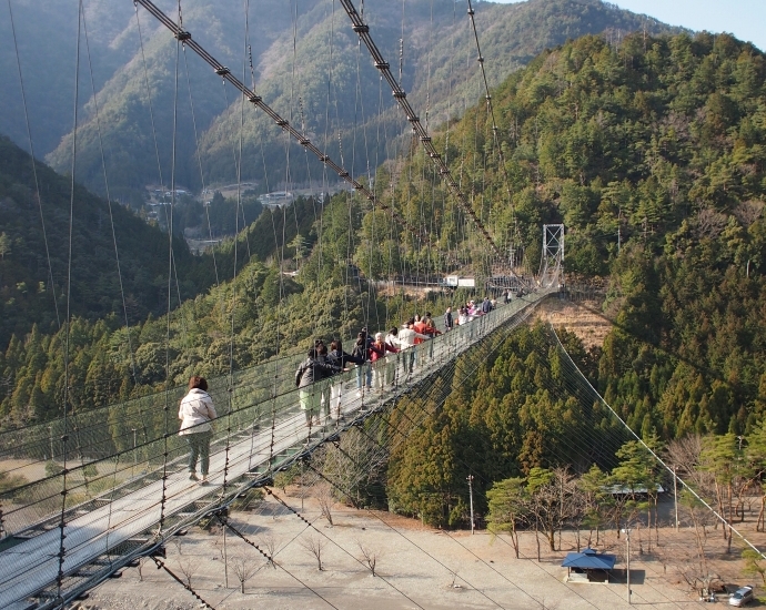 揺れる、揺れる！スリル満点！奈良県十津川村で「吊り橋めぐり」オリコンニュース ORICON NEWS