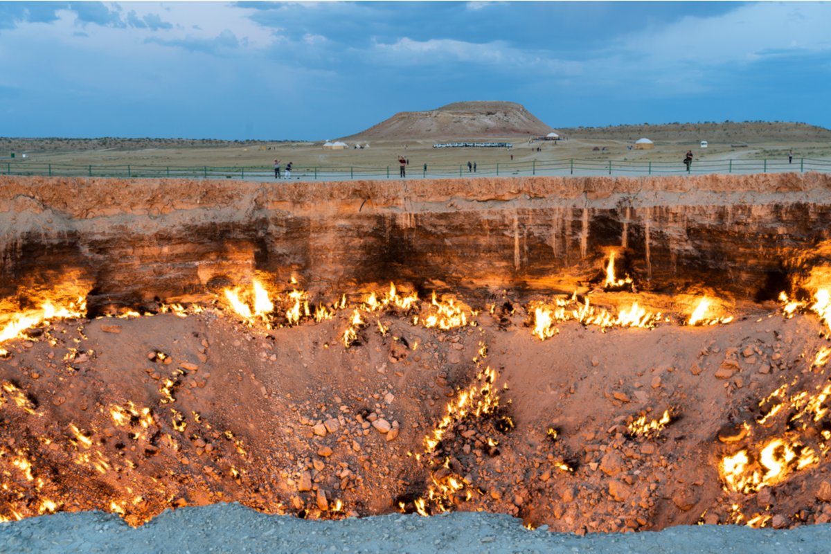 砂漠の真ん中で50年以上燃え続ける「地獄の門」の謎