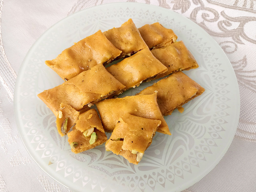 日本語ボランティア翼の会 夜の部 :ベトナムとイランのお菓子