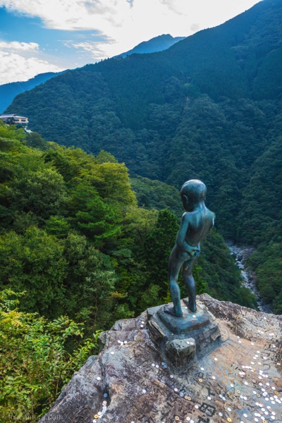 祖谷渓の「小便小僧像」 石こう原型を三好市に、作者の河崎良行さん寄贈徳島の話題徳島ニュース徳島新聞デジタル