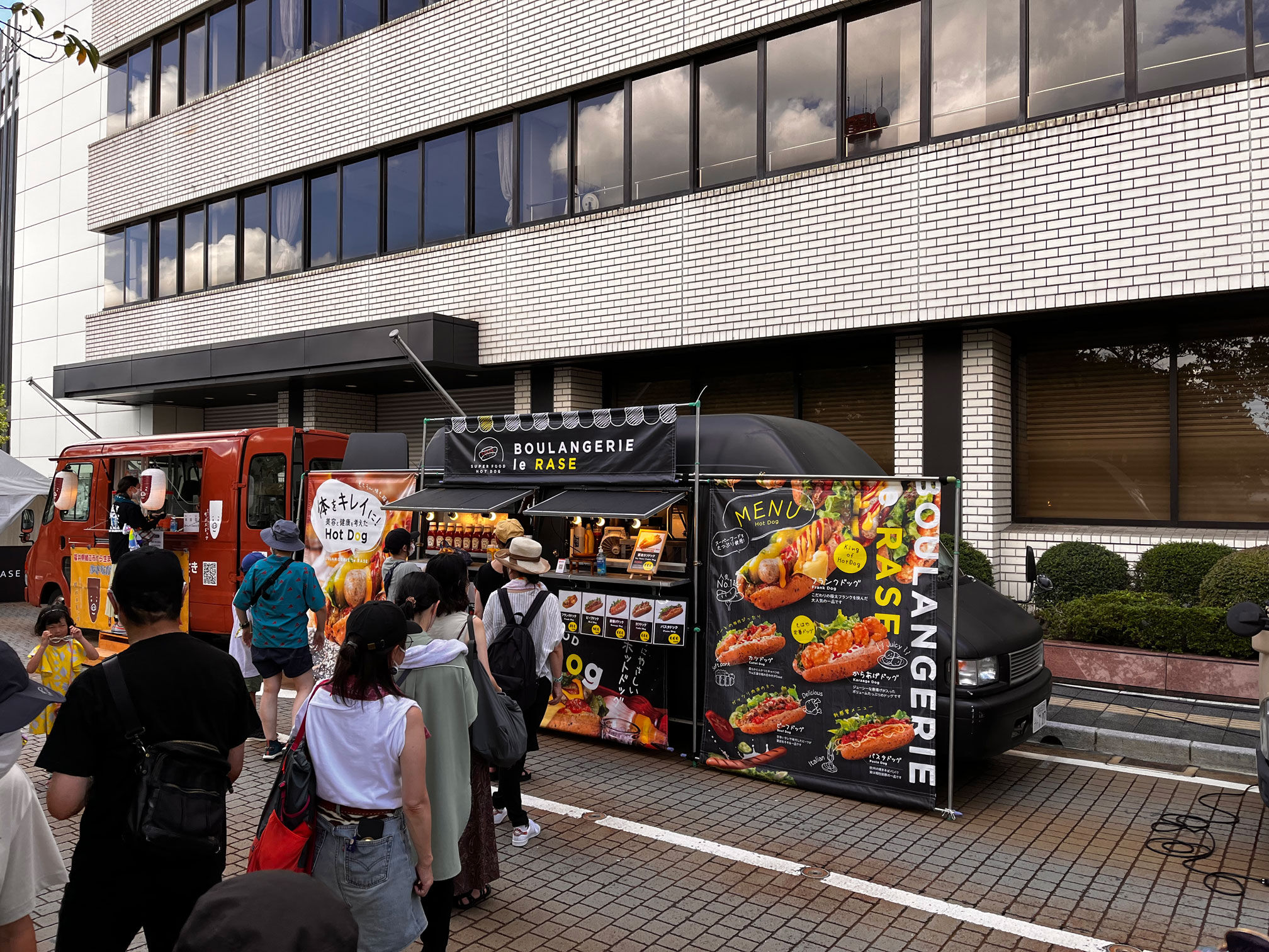 京都「岡崎公園 ASOBIBA」のグルメ・キッチンカー「kitchen OHANA」「京都の四季のお祭りとイベント」京都旅行ドットコム