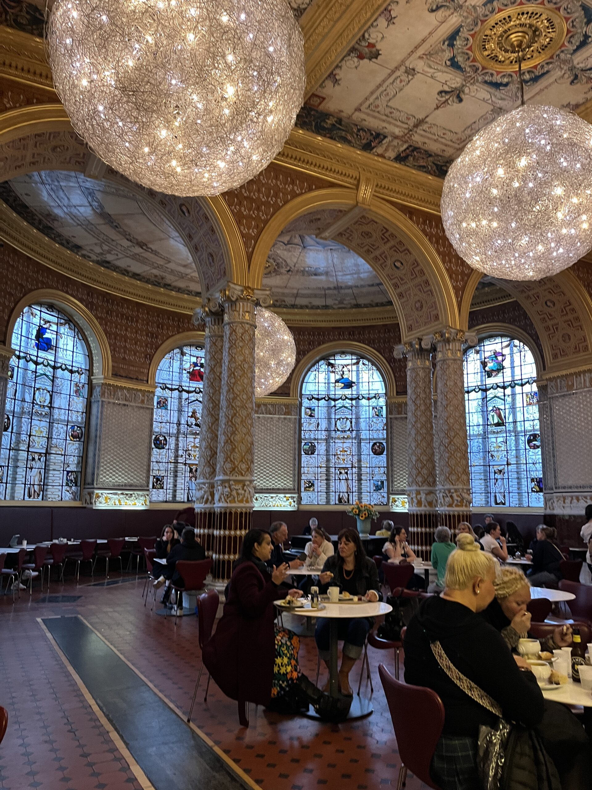 ロンドン観光ブログ : 圧巻！ヴィクトリア&アルバート博物館のミュージアムカフェ「V&A Cafe」