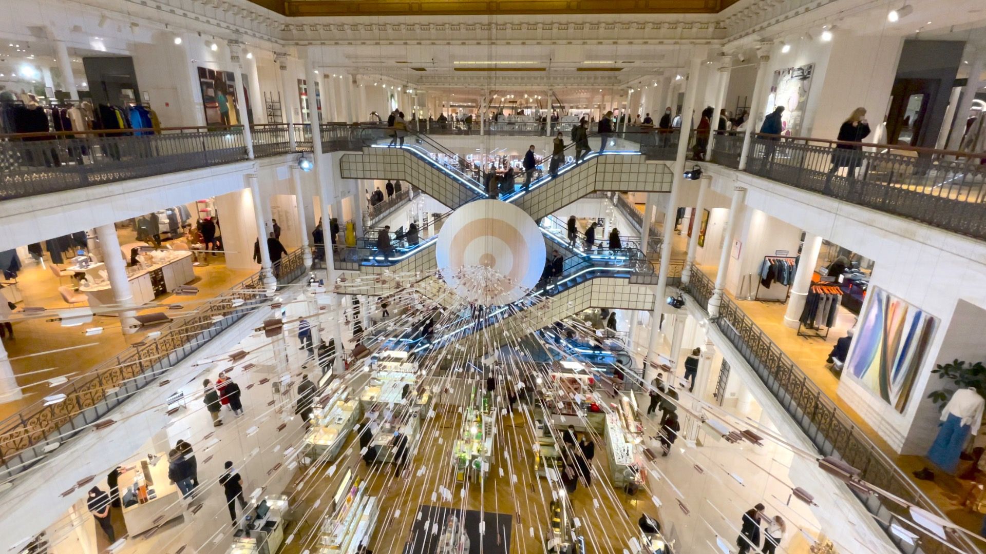 パリ☆世界最古のデパート「ボンマルシェ」はショッピングだけじゃなく〇〇が綺麗！ - 元CAバンビのずぼら日記