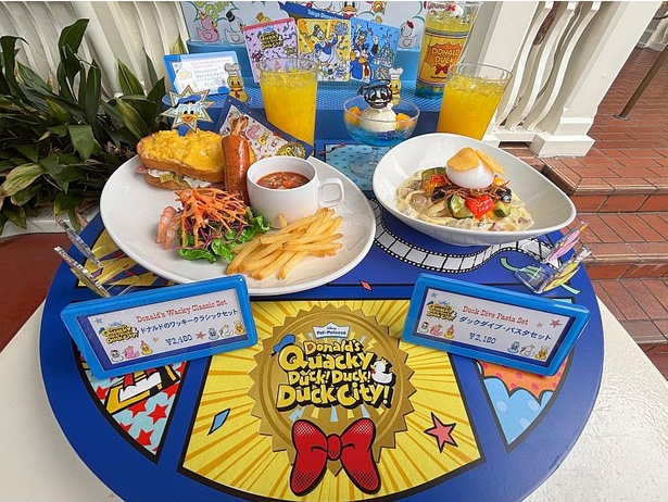 プラザパビリオンレストラン東京ディズニーランド 🏰 事前予約不要！課金なし！ パレードルートのすぐ横に位置してるからお食事しながらパレードがゆっくり鑑賞できる