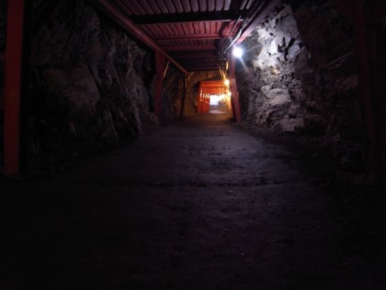 無断放置の千羽鶴と偏向教育の現状 長野市・松代大本営跡「象山地下壕」 -