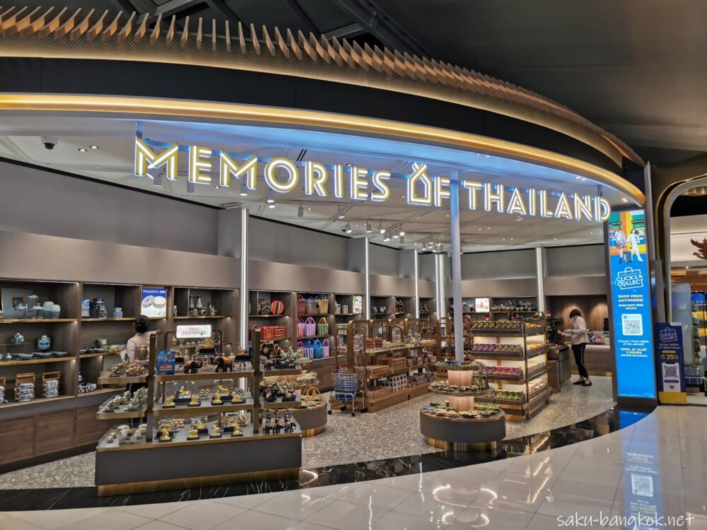 渡したらみんな喜んでくれるタイのバターベタのお土産🇹🇭🧈, スワンナプーム空港には種類がたくさんあって、飛行機でも使えるグッズもあるよ✈︎,・本の形のお菓子, ・ケース付きのヤードム, ・ヘアピン, は特にお土産に喜ばれるからおすすめ💖,街中で買えなかった人はスワンナプーム空港ならたくさんゲットできるから参考にしてね✔︎,