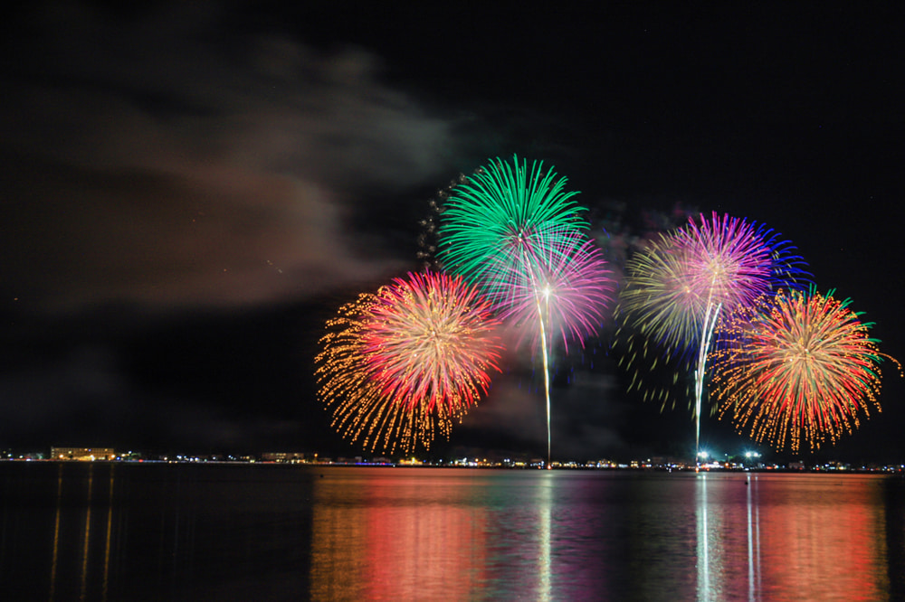 富士山花火」約8,000発の花火×モータースポーツを富士スピードウェイで、25年は桜の季節に開催 - ファッションプレス
