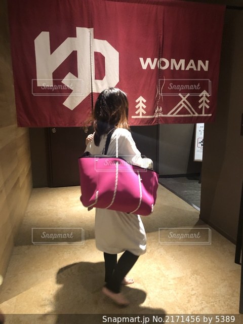 笑顔で暖簾をくぐる女性イラスト