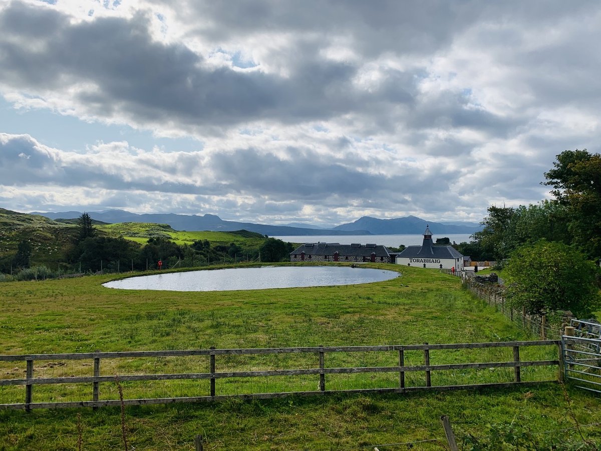 スコットランドのスカイ島に Carbost でタリスカー蒸留所。の写真素材・画像素材 Image 72250918